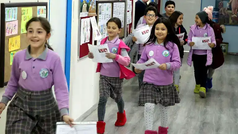Yarıyıl Tatili Başlıyor: Karneler Bugün Dağıtılıyor! Yarıyıl Tatili Başlıyor: Karneler Bugün Dağıtılıyor!